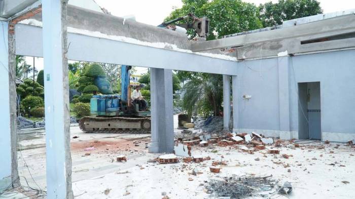 Ngoài diện tích đang tháo dỡ, phần diện tích vi phạm còn lại ông đang nuôi cá, trồng cây. Ảnh: An Minh