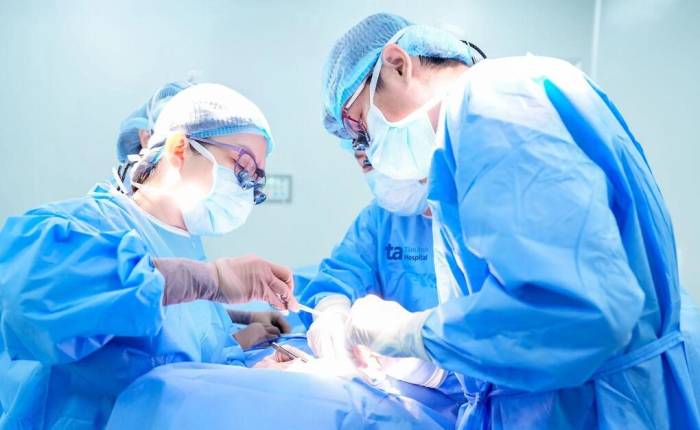 Bác sĩ Kim (bên trái) và êkíp Ngoại Nhi phẫu thuật cắt trĩ cho Tiên. Ảnh: Bệnh viện Đa khoa Tâm Anh