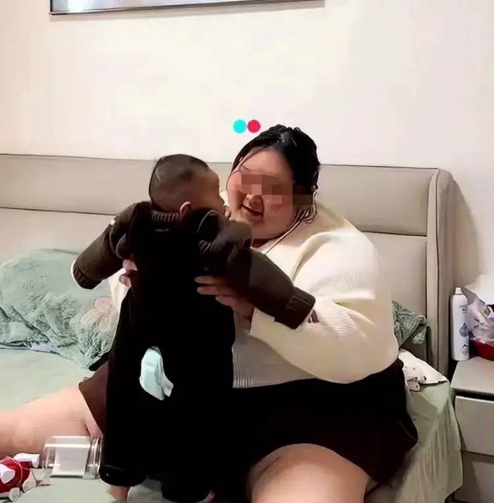 Xiao Guo, ở Hà Nam vào thời điểm nặng hơn 200 kg, bế con cũng khó khăn. Ảnh: World Journal