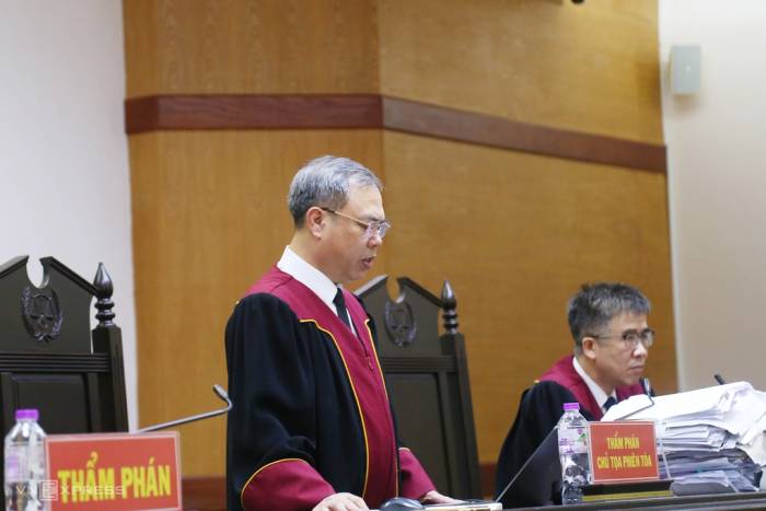 Thẩm phán, chủ tọa phiên tòa Võ Hồng Sơn công bố bản án, chiều 7/10. Ảnh: Phạm Dự