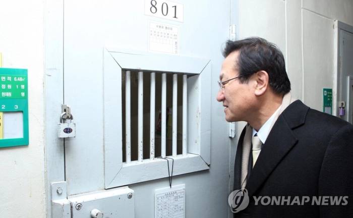 Bộ trưởng Tư pháp Lee Gwi-nam thăm trại giam Cheongsong năm 2010. Ảnh: Yonhap