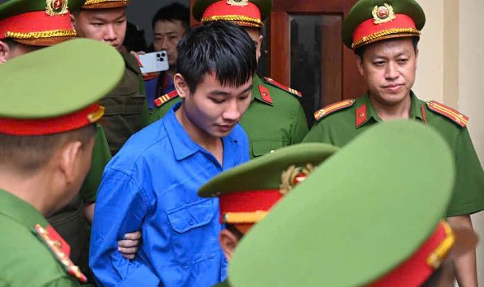 Nguyễn Đức Anh bị dẫn giải về trại giam sau phiên xử, trưa 6/10. Ảnh: Phạm Hải