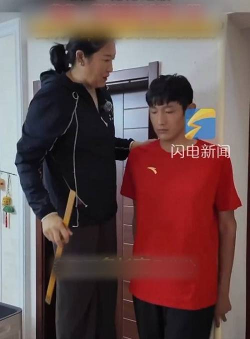 Cậu bé 13 tuổi có chiều cao gần chạm khung cửa. Ảnh: Sina