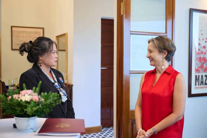 Bà Joanna Skoczek - Đại sứ Ba Lan tại Việt Nam và bà Văn Thị Ngọc Hải, nhà sáng lập EUPC Group tại Dinh thự Đại sứ Ba Lan, Hà Nội. Ảnh: EUPC Group