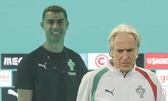 HLV Jorge Jesus trong một cuộc họp báo của Bồ Đào Nha, còn Cristiano Ronaldo được ghép vào. Ảnh: Observador