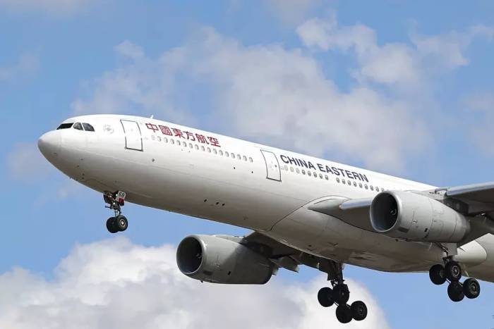 Một máy bay của hãng China Eastern đang cất cánh trên bầu trời. Ảnh: SCMP