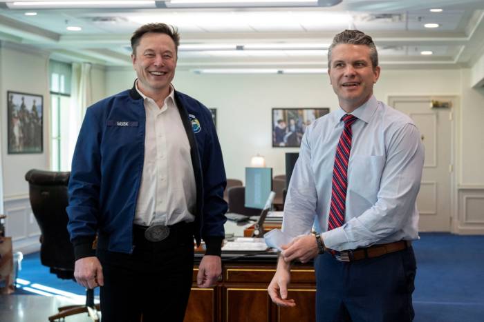 Bộ trưởng Quốc phòng Mỹ Pete Hegseth đón Elon Musk tới thăm Lầu Năm Góc ở Arlington, bang Virginia, hồi tháng 3/2025. Ảnh: Reuters