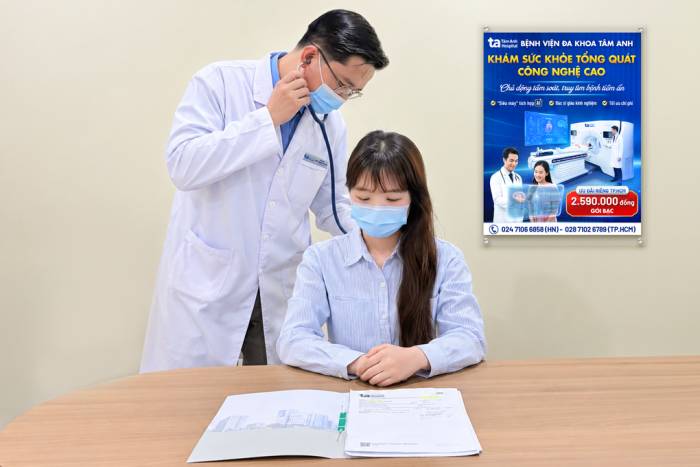 Bác sĩ Phong đang nghe phổi cho một phụ nữ đi khám sức khỏe. Ảnh: Bệnh viện Đa khoa Tâm Anh