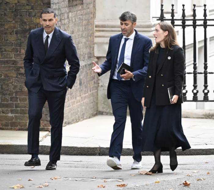 Khaldoon Al Mubarak (trái) tại phố Downing ngày 14/9. Ảnh: Steve Back
