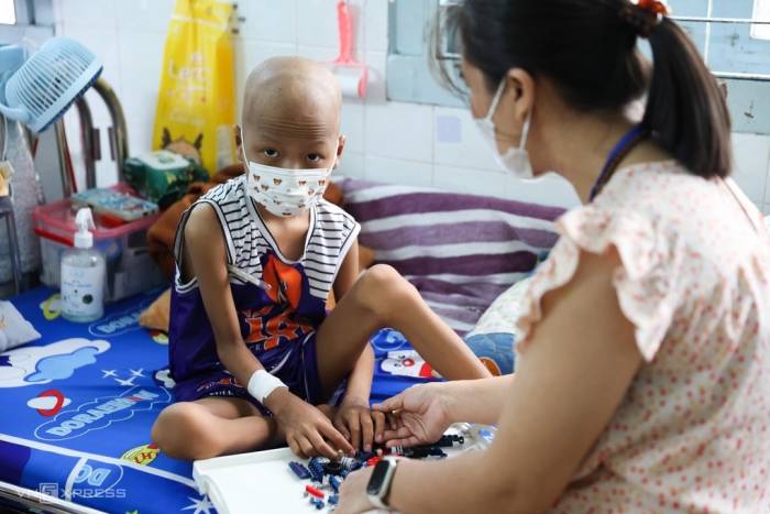 Bé Hùng trên giường bệnh tại Khoa Ung bướu - Huyết học Bệnh viện Nhi đồng 2. Ảnh: Quỳnh Trần