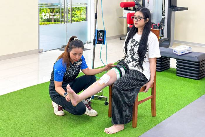 Yến đang tập phục hồi chức năng sau hai tuần phẫu thuật. Ảnh: Bệnh viện Đa khoa Tâm Anh