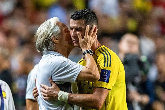 HLV Jorge Jesus (trái) ôm Ronaldo, khi cả hai còn cùng làm việc ở Al Nassr, trong trận bán kết Siêu Cup Saudi gặp Al-Ittihad trên sân Hong Kong, Hong Kong, ngày 19/8/2025. Ảnh: AFP