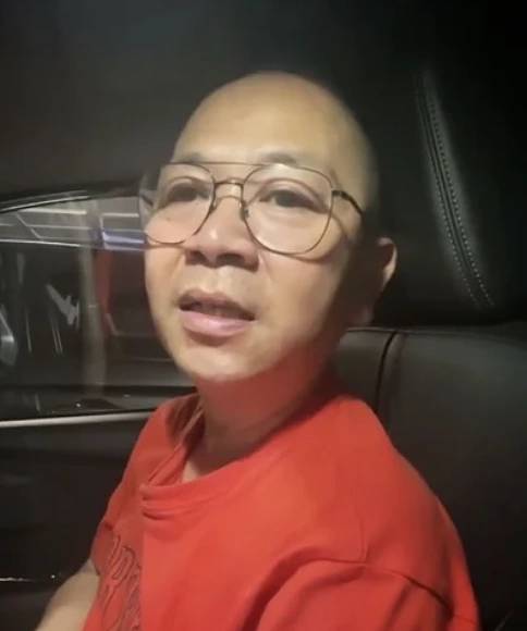 Cựu vua sòng bài Malaysia hiện làm tài xế xe công nghệ, phải chạy xe 12 tiếng mỗi ngày để mưu sinh. Ảnh: Arron Lim/Instagram