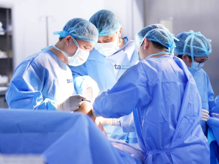 Bác sĩ phẫu thuật tái tạo dây chằng cho bệnh nhân. Ảnh minh họa: Bệnh viện Đa khoa Tâm Anh