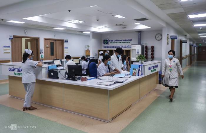 Bác sĩ, nhân viên y tế làm việc tại Khoa Chăm sóc giảm nhẹ, Bệnh viện Ung Bướu TP HCM cơ sở 2, TP Thủ Đức, tháng 6/2024. Ảnh: Quỳnh Trần