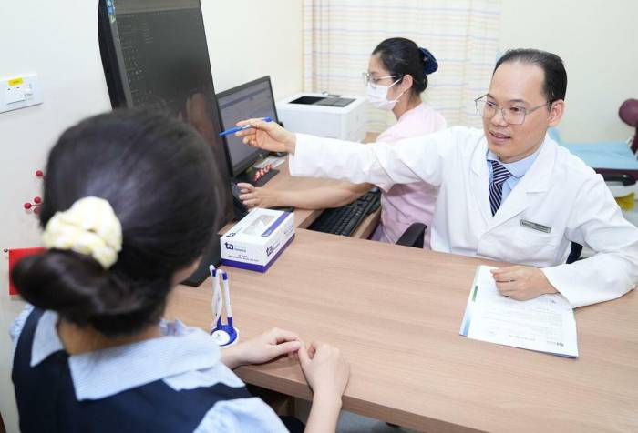Bác sĩ Đại đang tư vấn về thời điểm dự kiến sinh cho sản phụ. Ảnh: Bệnh viện Đa khoa Tâm Anh