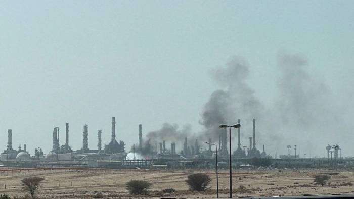 Nhà máy lọc dầu thuộc tập đoàn Aramco, phía nam thủ đô Riyadh của Arab Saudi, trúng tập kích ngày 3/10. Ảnh: Reuters