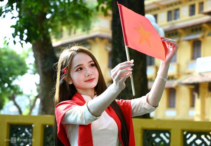 Người trẻ Hà Nội chụp ảnh lưu niệm ngày Quốc khánh năm 2025. Ảnh: Giang Huy