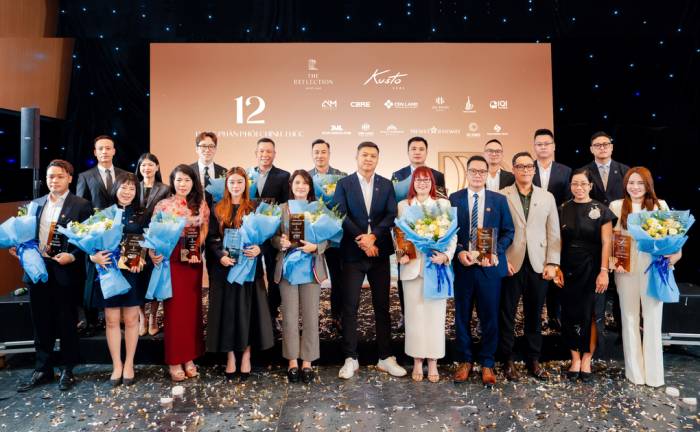 Đại diện Kusto Home cùng 12 đối tác phân phối chiến lược của The Reflection West Lake tại sự kiện CEO Connect - Shaping The Next Chapter. Ảnh: Kusto Home