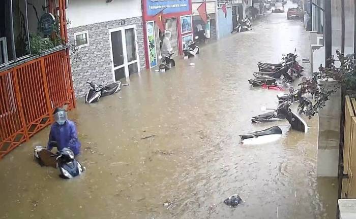 Nước ngập đến yên xe máy dựng trong hẻm 33 đường Nguyễn Công Trứ. Ảnh: Hoàng Anh