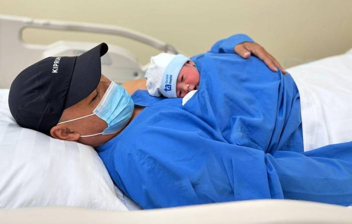 Bé trai da kề da với bố khi mẹ đang được phẫu thuật. Ảnh: Bệnh viện Đa khoa Tâm Anh