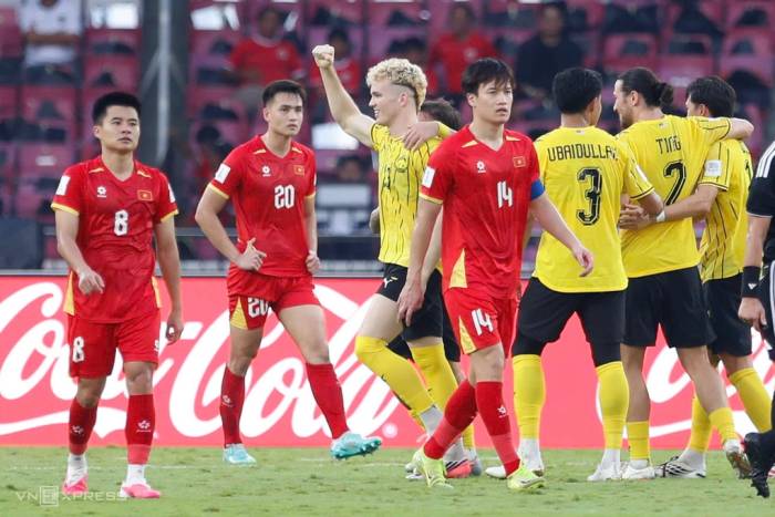 Việt Nam (áo đỏ) thua Malaysia 0-1 ở trận tranh giải Ba FIFA ASEAN Cup 2026 trên sân Gelora Bung Karno, Jakarta, Indonesia ngày 5/10/2026. Ảnh: Hai Tư