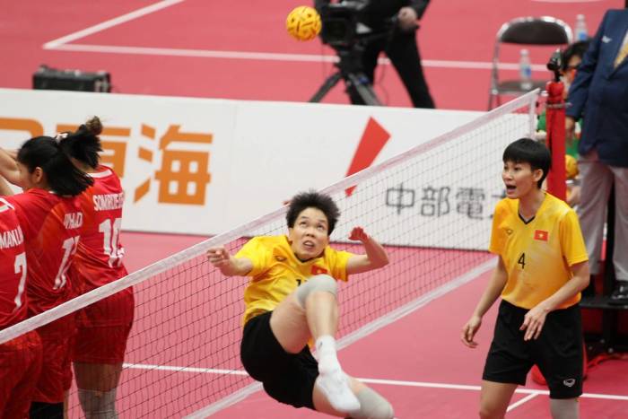 Nguyễn Thị Yến trong một pha tấn công rào chắn Thái Lan ở chung kết môn cầu mây nội dung 4 người nữ tại ASIAD 2026, diễn ra ở nhà thi đấu Paloma Mizuho, Nagoya, Nhật Bản ngày 3/10/2026. Ảnh: Quý Lượng