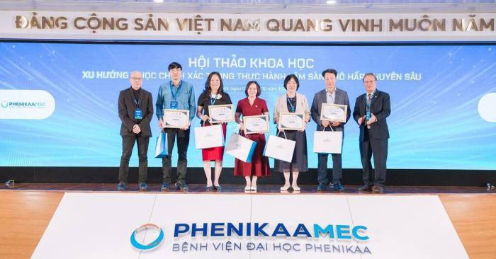 TS.BS Đinh Văn Lượng - Chủ tịch Hội Phổi Việt Nam, Giám đốc Bệnh viện Phổi Trung ương (ngoài cùng, bên phải) và GS.TS.BS Đinh Xuân Anh Tuấn (ngoài cùng, bên trái), Trưởng khoa Sinh lý học chức năng thăm dò hô hấp, Bệnh viện Cochin (Pháp) trao giấy chứng nhận cho các báo cáo viên. Ảnh: PhenikaaMec