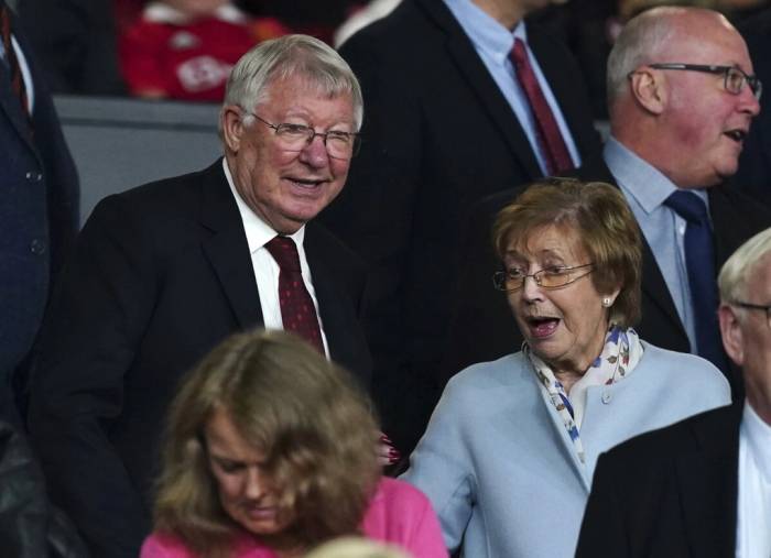 Sir Alex Ferguson và người vợ quá cố là bà Cathy Ferguson ở sân Old Trafford, Manchester, Anh ngày 8/9/2022. Ảnh: AP