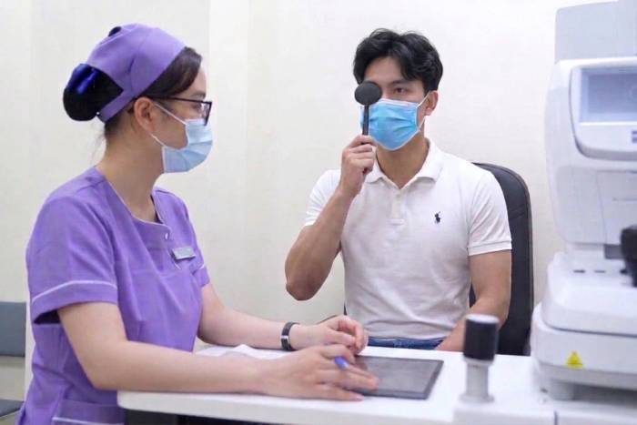 Người bệnh đang thực hiện nghiệm pháp che mắt để đánh giá và phát hiện lác mắt. Ảnh: Bệnh viện Đa khoa Tâm Anh