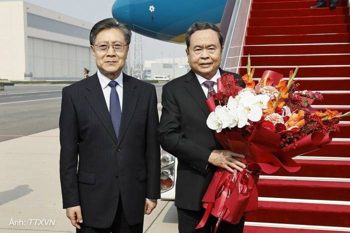 Chủ tịch Quốc hội Trần Thanh Mẫn và Phó ủy viên trưởng Ủy ban Thường vụ Nhân đại toàn quốc Trung Quốc Vương Đông Minh tại sân bay ngày 11/10. Ảnh: TTXVN