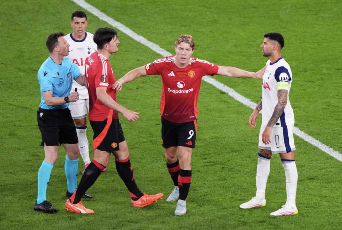 Harry Maguire tranh cãi với Cristian Romero ở chung kết Europa League năm 2025. Ảnh: PA