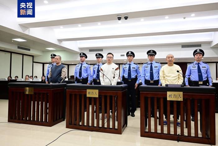 Các bị cáo bị tuyên tử hình trong phiên tòa ở thành phố Tuyền Châu, tỉnh Phúc Kiến ngày 13/10. Ảnh: CCTV