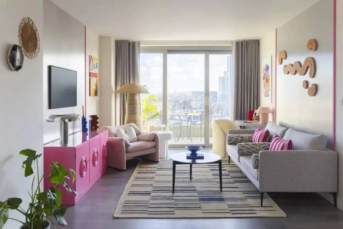 Không gian sinh hoạt chung trong căn hộ mẫu tại Stratford (London, Anh) với các mảng màu tương phản, nội thất bo cong và vật liệu đa dạng giúp giảm cảm giác vuông vức của nhà xây mới. Ảnh: Owl Interior Design