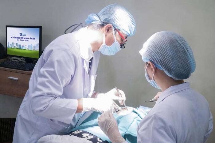 Bác sĩ Vũ phẫu thuật loại bỏ nốt kén cho Thủy. Ảnh: Bệnh viện Đa khoa Tâm Anh