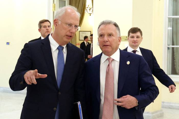 Ông Kirill Dmitriev (trái) và đặc phái viên Mỹ Steve Witkoff tại St. Petersburg, Nga hôm 11/4/2025. Ảnh: Reuters