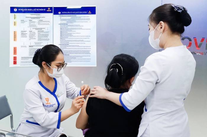 Người dân tiêm vaccine phòng bệnh sốt xuất huyết tại VNVC. Ảnh: Bình An