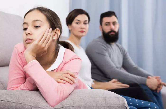Trẻ con thường rất nhanh nhạy biết được ai dễ tính hơn để xin xỏ được điều mình muốn. Ảnh: Hindustan Times