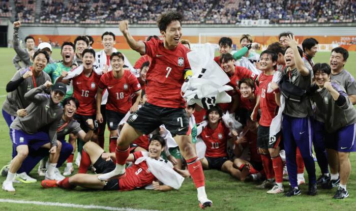 Tiền vệ Eom Ji-sung (7) của Hàn Quốc ăn mừng cùng toàn đội sau khi giành HC vàng chung kết bóng đá nam ASIAD 2026, trên sân Toyota, Nhật Bản ngày 3/10/2026. Ảnh: Yonhap