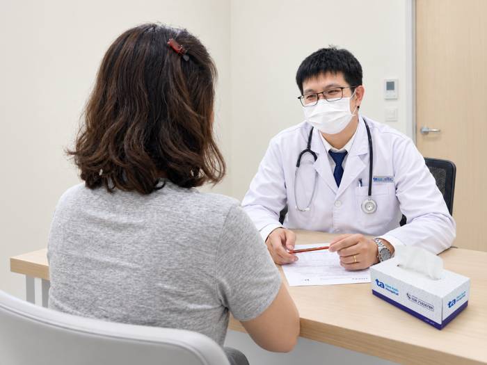 Bác sĩ Phát tái khám cho chị Kim. Ảnh: Bệnh viện Đa khoa Tâm Anh