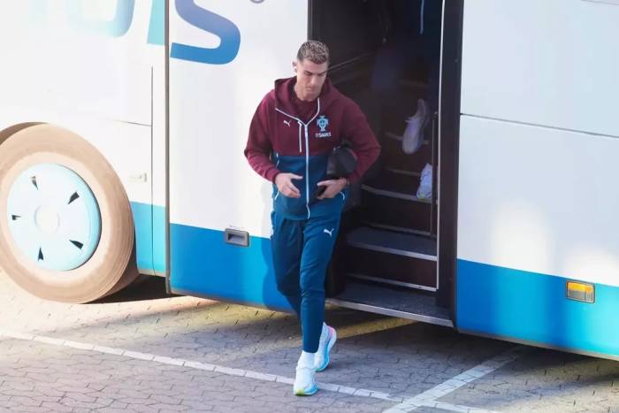 Cristiano Ronaldo đến sân tập tại Copenhagen, Đan Mạch ngày 30/9/2026, trước trận gặp chủ nhà ở Nations League. Ảnh: AP