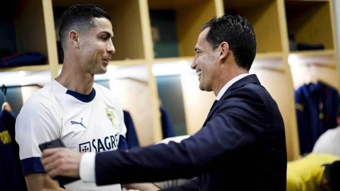 Chủ tịch LĐBĐ Bồ Đào Nha (FPF) Pedro Proenca trò chuyện với Cristiano Ronaldo. Ảnh: FPF