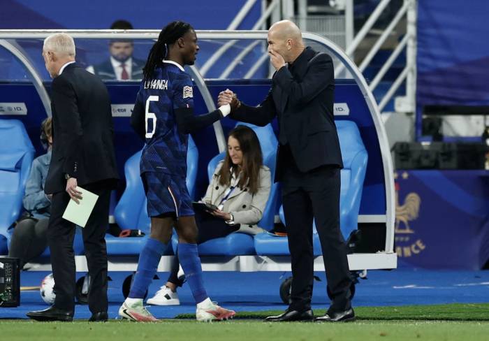 HLV Zinedine Zidane (phải) bắt tay Eduardo Camavinga sau khi rút tiền vệ này khỏi sân. Ảnh: Reuters
