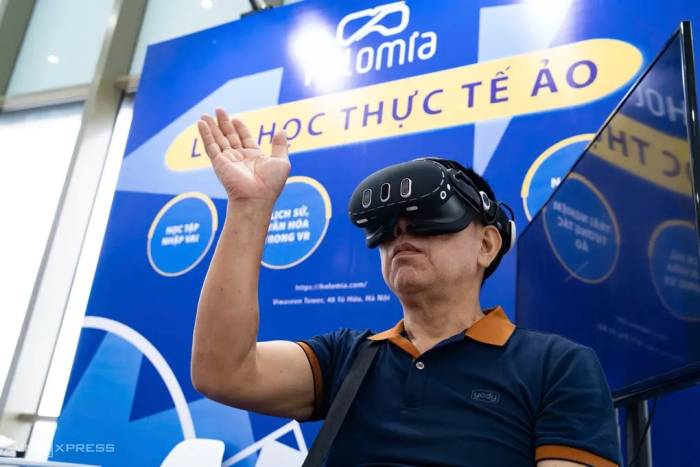 Người dân trải nghiệm công nghệ thực tế ảo tại Triển lãm Đổi mới sáng tạo Việt Nam 2025. Ảnh: Lưu Quý - Tùng Đinh
