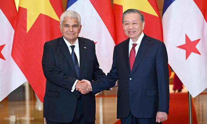 Tổng Bí thư, Chủ tịch nước Tô Lâm bắt tay với Tổng thống Panama Jose Raul Mulino. Ảnh: Giang Huy
