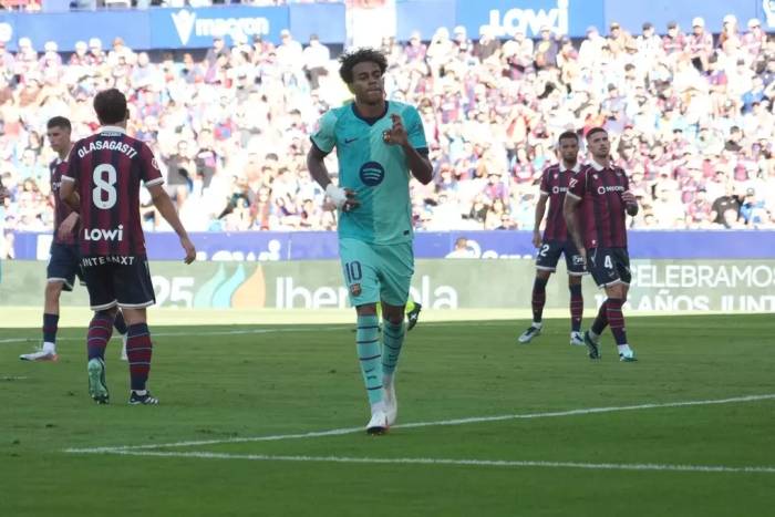 Yamal (áo xanh) ăn mừng bàn trong trận Barca thắng Levante 4-2 ở vòng 5 La Liga tại Valencia, Tây Ban Nha tối 13/9. Ảnh: AP