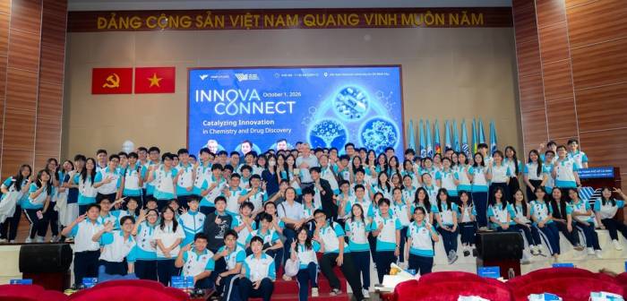 Học sinh trường Phổ thông Năng khiếu, Đại học Quốc gia TP HCM, chụp ảnh cùng các diễn giả. Ảnh: VFP
