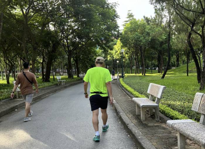 Đi bộ là hình thức vận động nhẹ nhàng, đơn giản, có nhiều lợi ích sức khỏe. Ảnh minh họa: Bảo Bảo