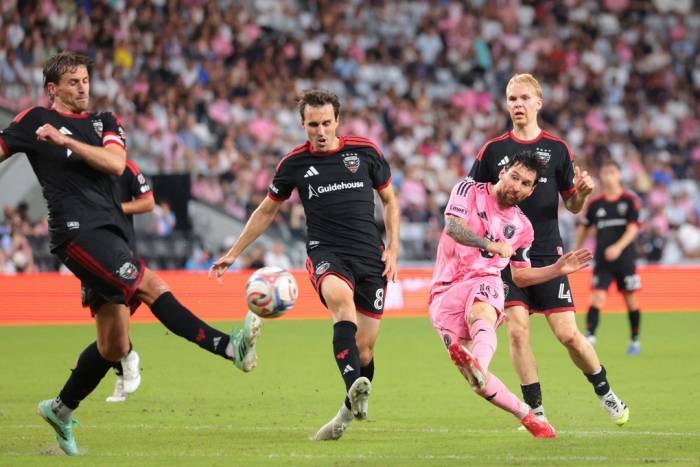 Messi dứt điểm trong vòng vây của cầu thủ D.C. United. Ảnh: Reuters