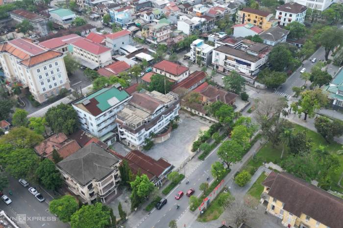Hiện trạng trụ sở cũ của các cơ quan TP Huế bỏ hoang ở những khu đất vàng. Ảnh: Võ Thạnh